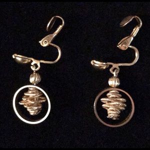 🛍 Vintage Clip On Gold Pinecone Earrings EUCw/bag